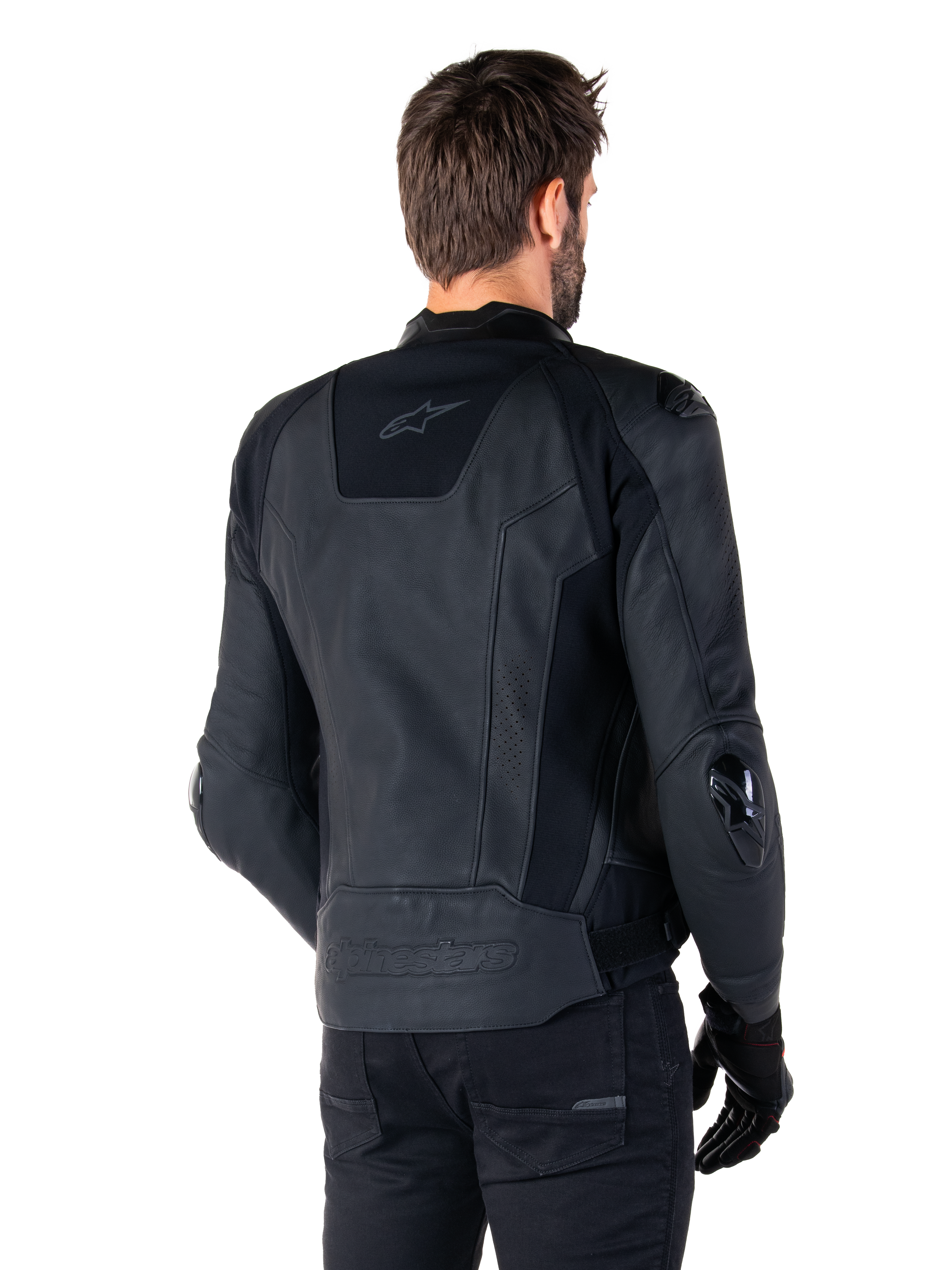 Alpinestars Missile V3 læderjakke, sort, set bagfra på model, premium racing-sportsjakke i læderkonstruktion, med præget Alpinestars-branding på den nedre ryg og TPU-albue-sliders