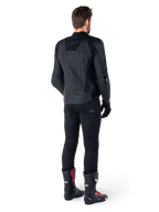 Alpinestars Missile V3 læderjakke i sort, set bagfra på en kører, båret med sorte bukser og sorte og røde racingstøvler, med strømlinet læderkonstruktion, tonalt branding og en performance race-pasform