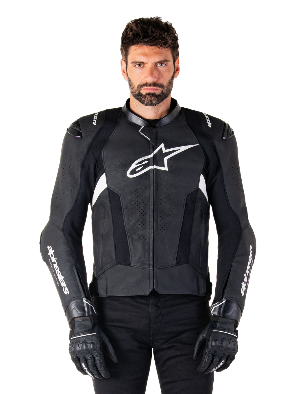 Alpinestars Missile V3 læderjakke, sort med hvide logoer, båret af en model med sorte kørehandsker, premium læder motorcykel racingjakke med perforerede ventilationspaneler og performance-køreegenskaber