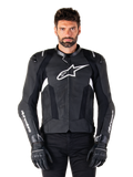 Alpinestars Missile V3 læderjakke, sort med hvide logoer, båret af en model med sorte kørehandsker, premium læder motorcykel racingjakke med perforerede ventilationspaneler og performance-køreegenskaber