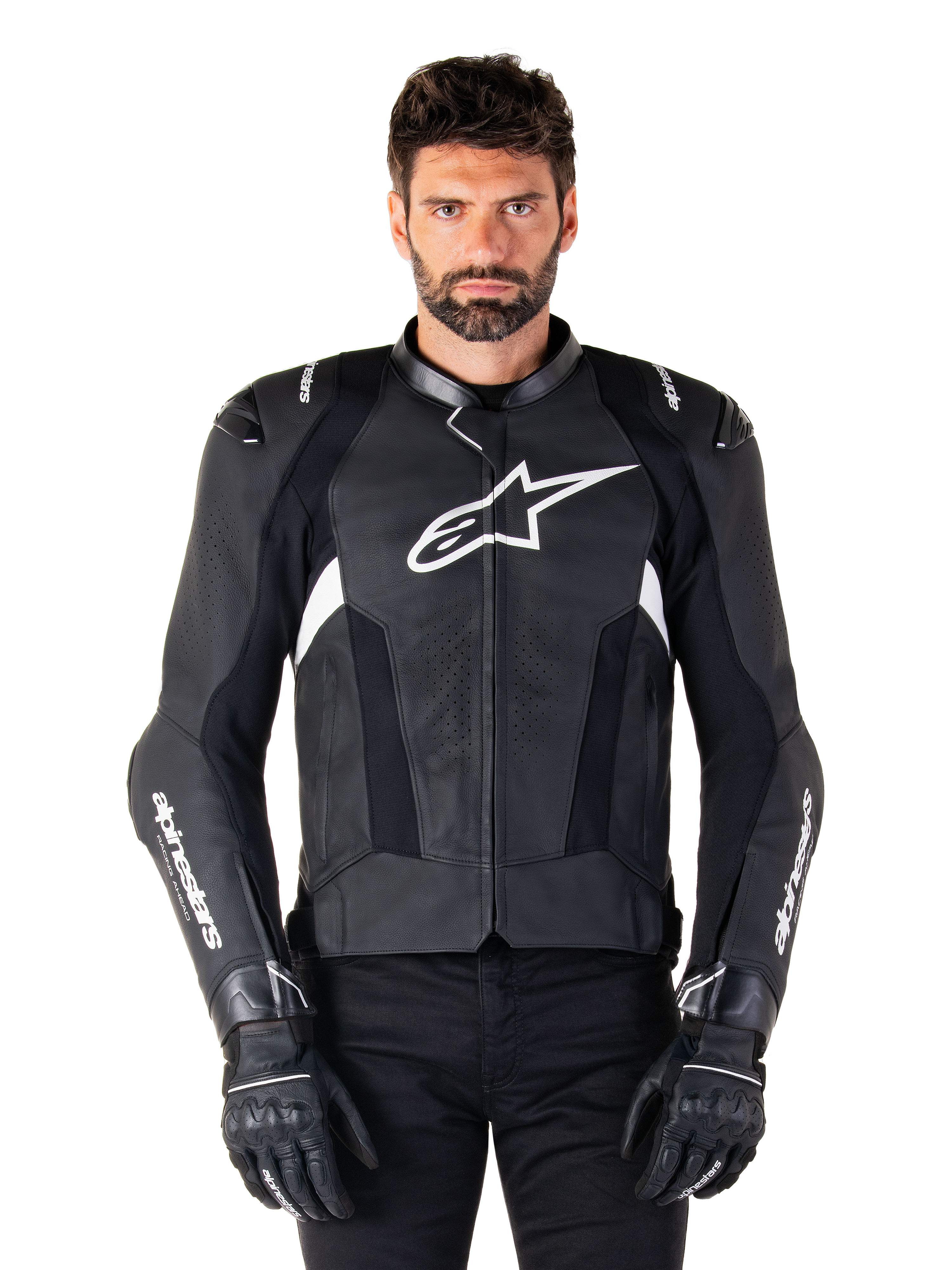 Alpinestars Missile V3 læderjakke, sort med hvide logoer, båret af en model med sorte kørehandsker, premium læder motorcykel racingjakke med perforerede ventilationspaneler og performance-køreegenskaber