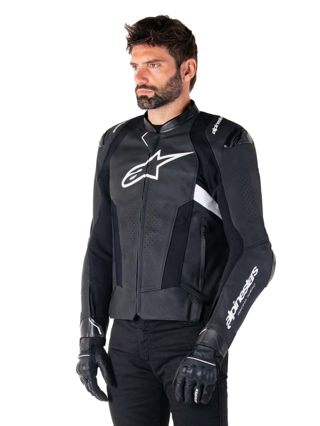 Alpinestars Missile V3 læderjakke, sort og hvid, båret af en mand med sorte kørehandsker, med et fremtrædende hvidt Alpinestars-logo på brystet, eksterne skuldersliders og perforerede paneler for et racer-inspireret look