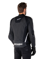 Alpinestars Missile V3 læderjakke, set bagfra, sort og hvid, med Alpinestars-stjernelogo på den øverste ryg og navnetræk på den nederste ryg, beskyttende glidere på albuer og skuldre, premium læder-racerudstyr
