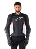 Alpinestars Missile V3 læderjakke, sort, hvid og fluorød, premium racing-sportsjakke i bovinlæder, hvidt logo på brystet og Alpinestars-branding på ærmerne, båret med sorte motorcykelhandsker og bukser
