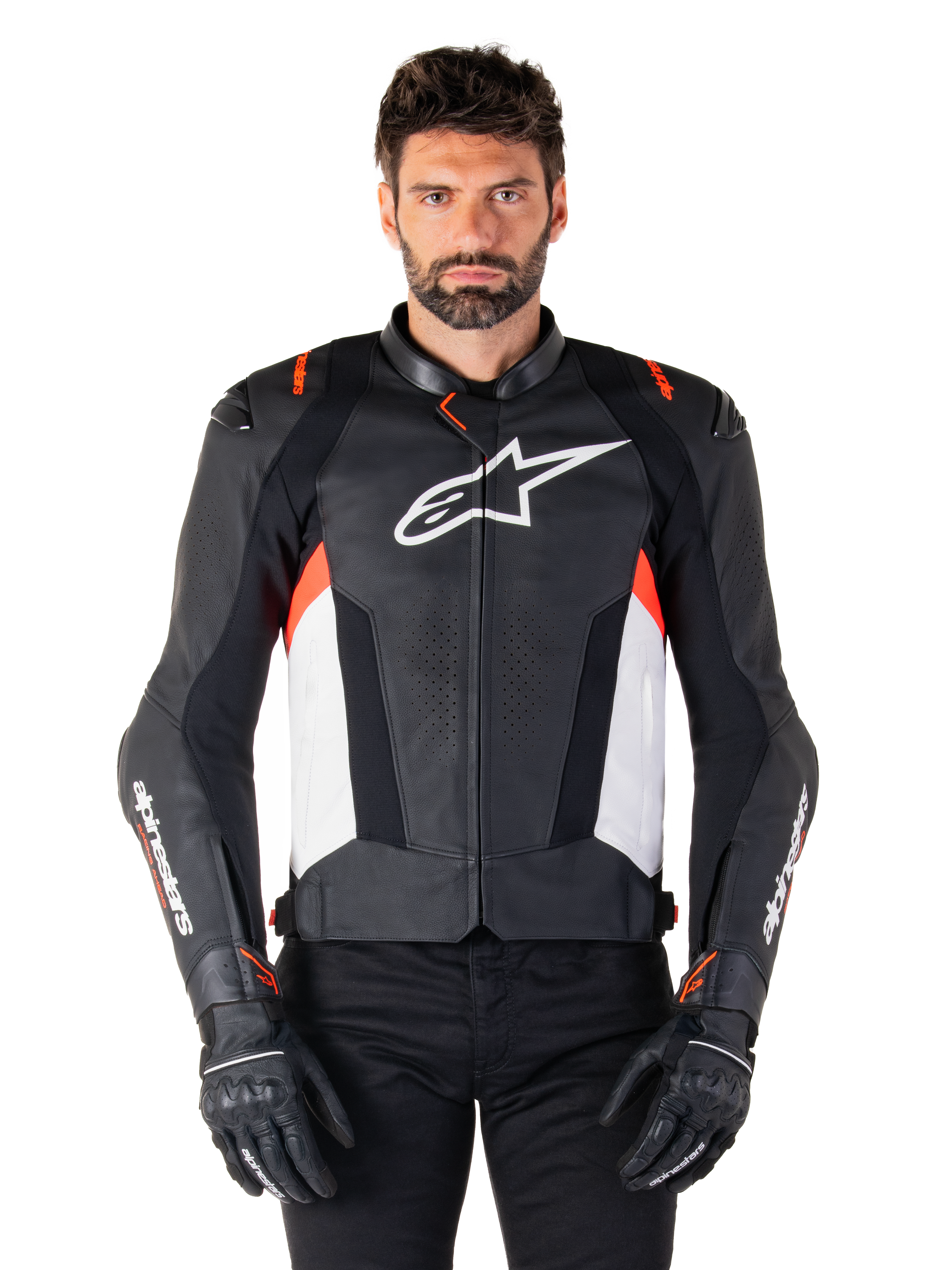 Alpinestars Missile V3 læderjakke, sort, hvid og fluorød, premium racing-sportsjakke i bovinlæder, hvidt logo på brystet og Alpinestars-branding på ærmerne, båret med sorte motorcykelhandsker og bukser
