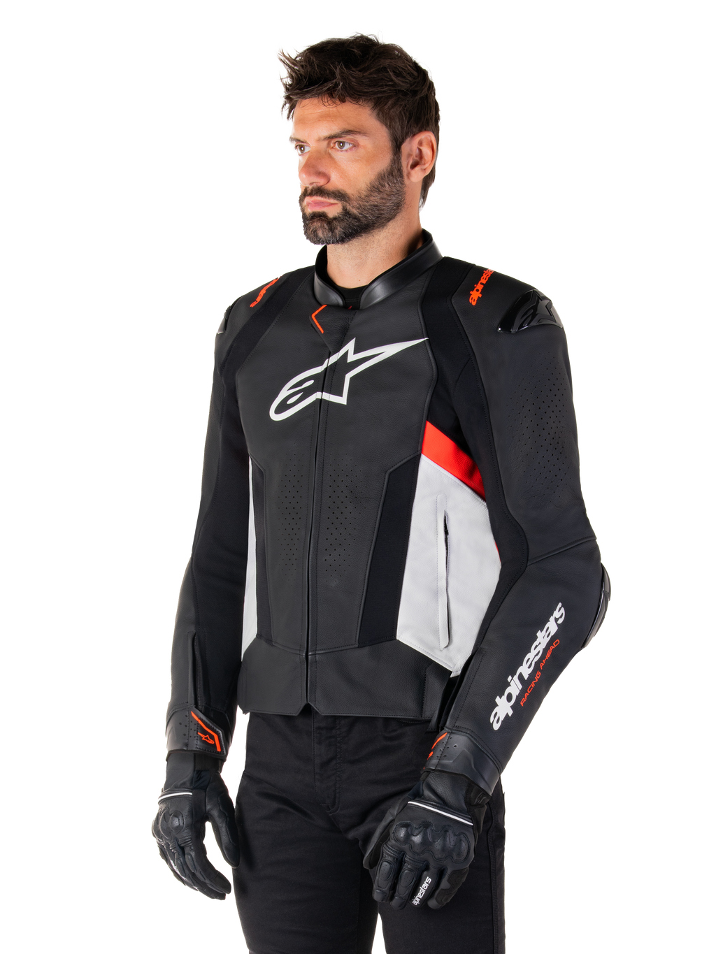 Alpinestars Missile V3 læderjakke, sort, hvid og rød fluo, racing sport motorcykeljakke båret af en model med sorte handsker og bukser, med perforerede læderpaneler og markant Alpinestars-branding