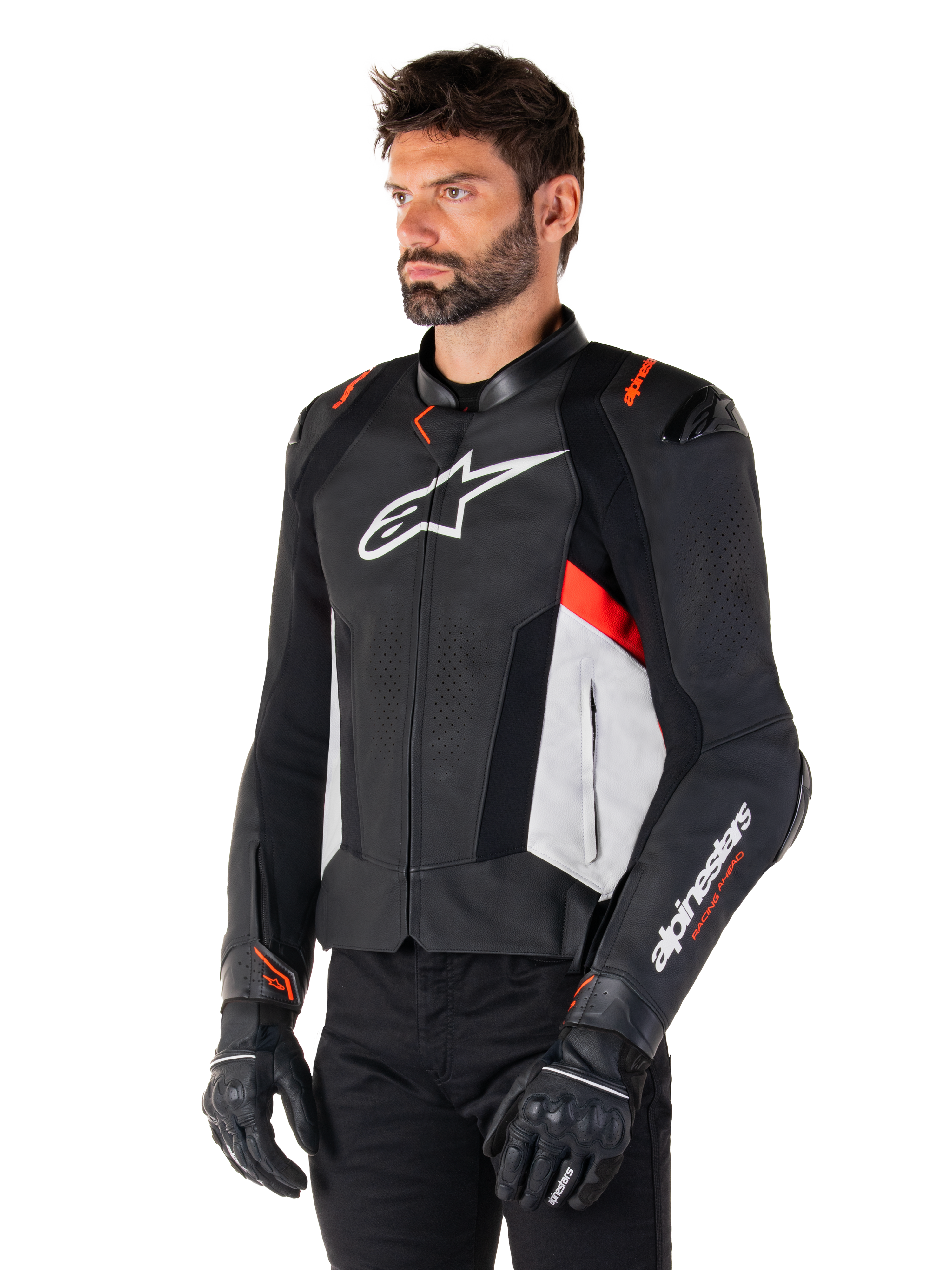 Alpinestars Missile V3 læderjakke, sort, hvid og rød fluo, racing sport motorcykeljakke båret af en model med sorte handsker og bukser, med perforerede læderpaneler og markant Alpinestars-branding