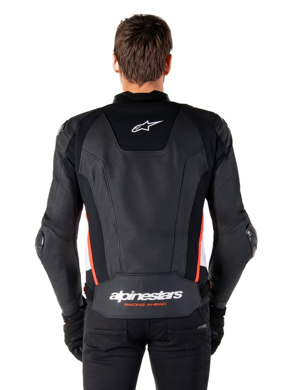Alpinestars Missile V3 læderjakke, set bagfra, premium sort læder med rød fluo og hvide detaljer, hvidt stjernelogo på den øverste del af ryggen og Alpinestars-branding på den nederste del af ryggen, båret med sorte bukser og handsker.