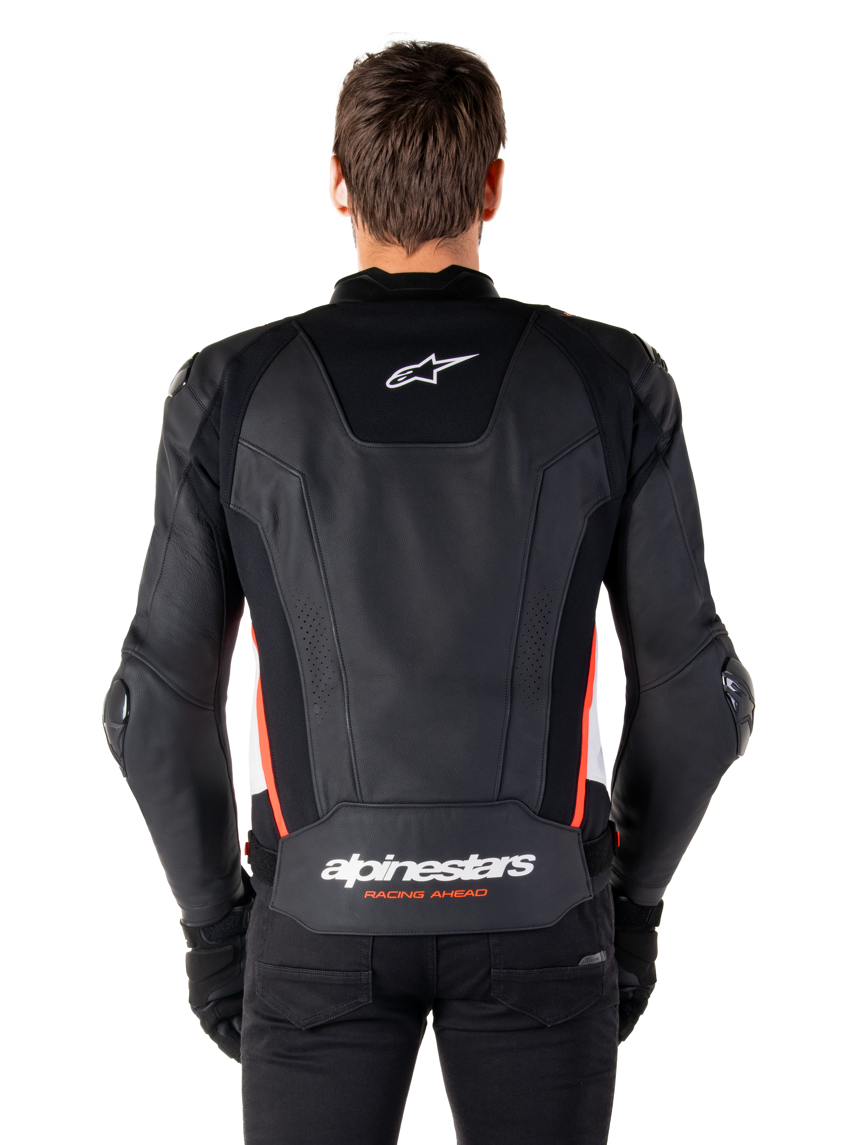 Alpinestars Missile V3 læderjakke, set bagfra, premium sort læder med rød fluo og hvide detaljer, hvidt stjernelogo på den øverste del af ryggen og Alpinestars-branding på den nederste del af ryggen, båret med sorte bukser og handsker.