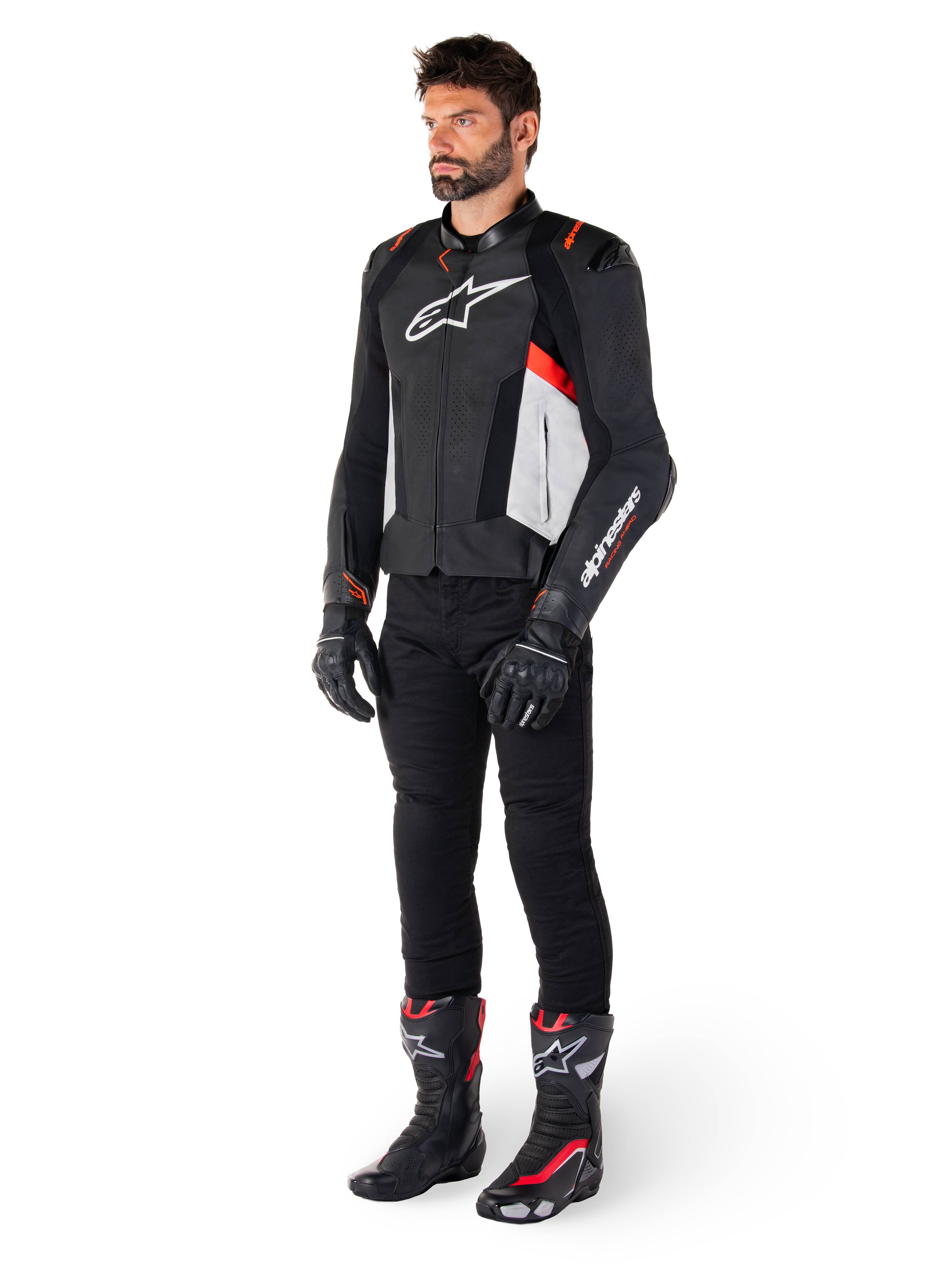 Mandlig model iført Alpinestars Missile V3 læderjakke i sort, hvid og rød fluo, kombineret med sorte motorcykelbukser, handsker og støvler, konstruktion i premium bovinlæder med tydelig Alpinestars-branding, professionel racing-sport-æstetik