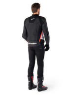 Alpinestars Missile V3 læderjakke i Sort Hvid Rød Fluo, set bagfra på en mandlig kører, med Alpinestars-branding på øvre og nedre ryg, kombineret med sorte bukser og motorcykelstøvler, racing-inspireret sportslæderjakke.