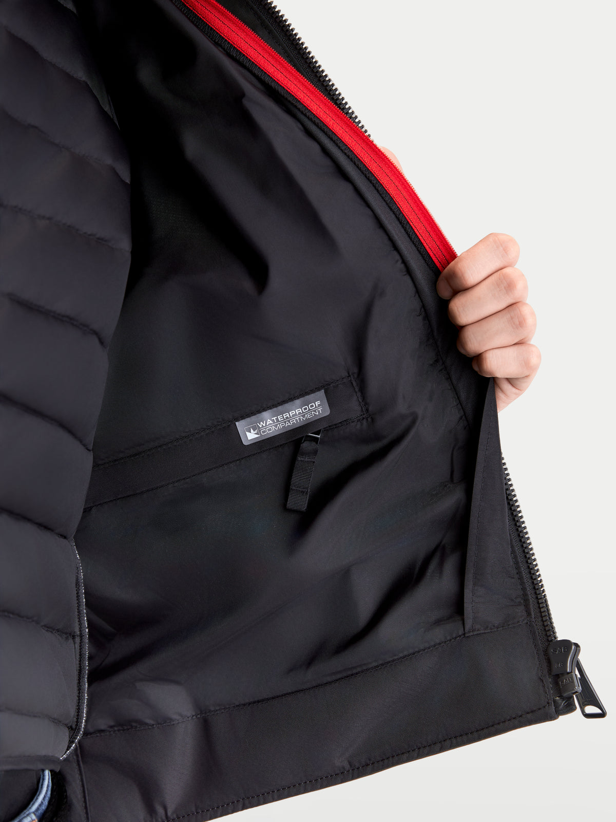 Alpinestars Revern Læderjakke, herre-motorcykeljakke i sort, indvendig detalje med aftagelig termovest, vandtæt opbevaringsrum og rød lynlåsdetalje
