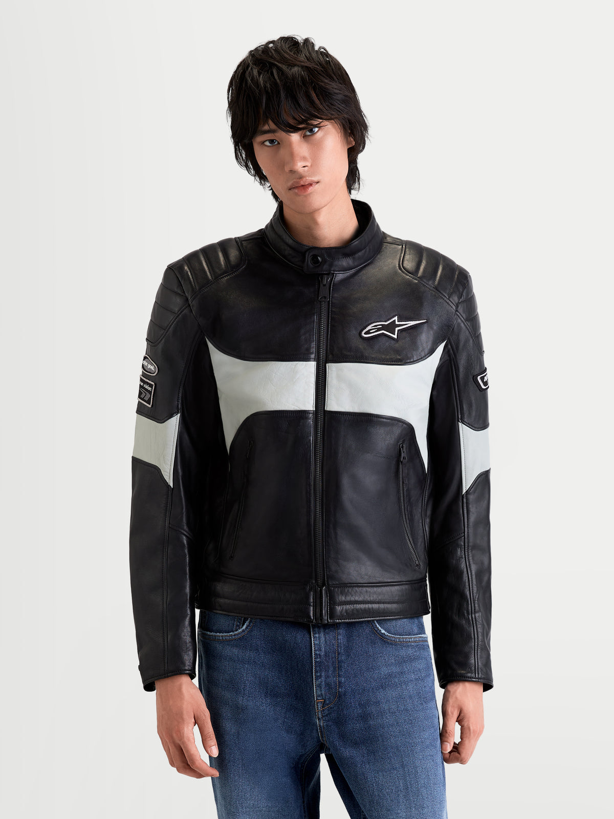 Alpinestars Revern læderjakke, herre-motorcykeljakke til urban brug i sort og metalgrå, set forfra båret af en model der viser fuldnarvslæderkonstruktion med heritage-stil