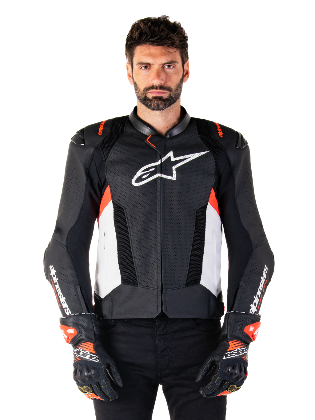Alpinestars Missile V3 Airflow læderjakke, motorcykeljakke til racing, sort og hvid med røde fluo-detaljer, perforerede ventilationspaneler, hvidt stjerne-logo på brystet, bæres med sorte og røde handsker, premium læderkonstruktion