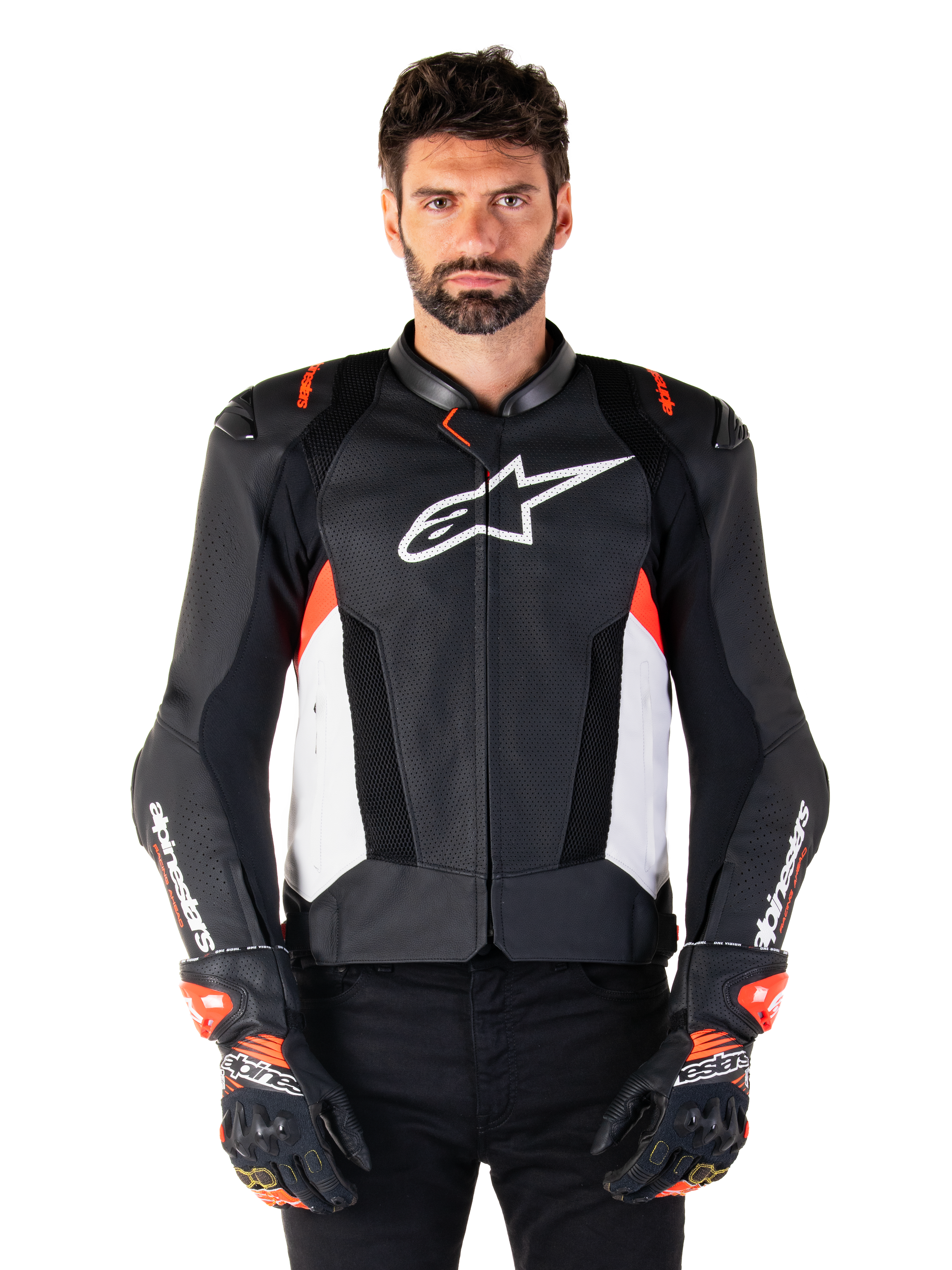 Alpinestars Missile V3 Airflow læderjakke, motorcykeljakke til racing, sort og hvid med røde fluo-detaljer, perforerede ventilationspaneler, hvidt stjerne-logo på brystet, bæres med sorte og røde handsker, premium læderkonstruktion