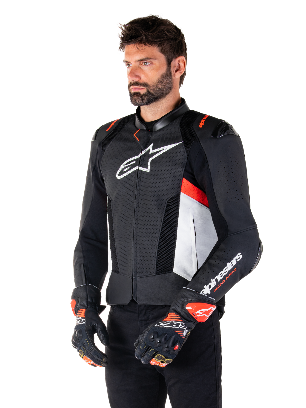 Alpinestars Missile V3 Airflow læderjakke, sort, hvid og rød fluo, racing sport motorcykeljakke, båret af model med matchende handsker, med perforerede læderpaneler, stort hvidt logo på brystet og sorte skulderbeskyttere.