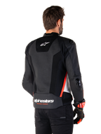 Alpinestars Missile V3 Airflow læderjakke, set bagfra, sort, hvid og rød fluo, med omfattende perforeringer for køling, udvendige DFS-skydere på skuldre og albuer og Alpinestars-branding på lænden.