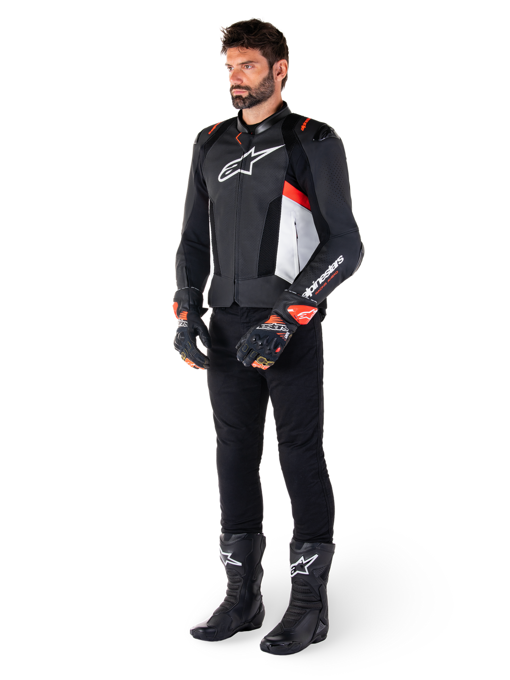 Alpinestars Missile V3 Airflow læderjakke, Sort Hvid Rød Fluo, båret af en mandlig model med sorte bukser, sorte racinghandsker og sorte støvler, med perforeret læder for ventilation, hvidt brystlogo og røde fluo-detaljer, designet til premium racing og sport-performance.