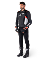 Alpinestars Missile V3 Airflow læderjakke, Sort Hvid Rød Fluo, båret af en mandlig model med sorte bukser, sorte racinghandsker og sorte støvler, med perforeret læder for ventilation, hvidt brystlogo og røde fluo-detaljer, designet til premium racing og sport-performance.