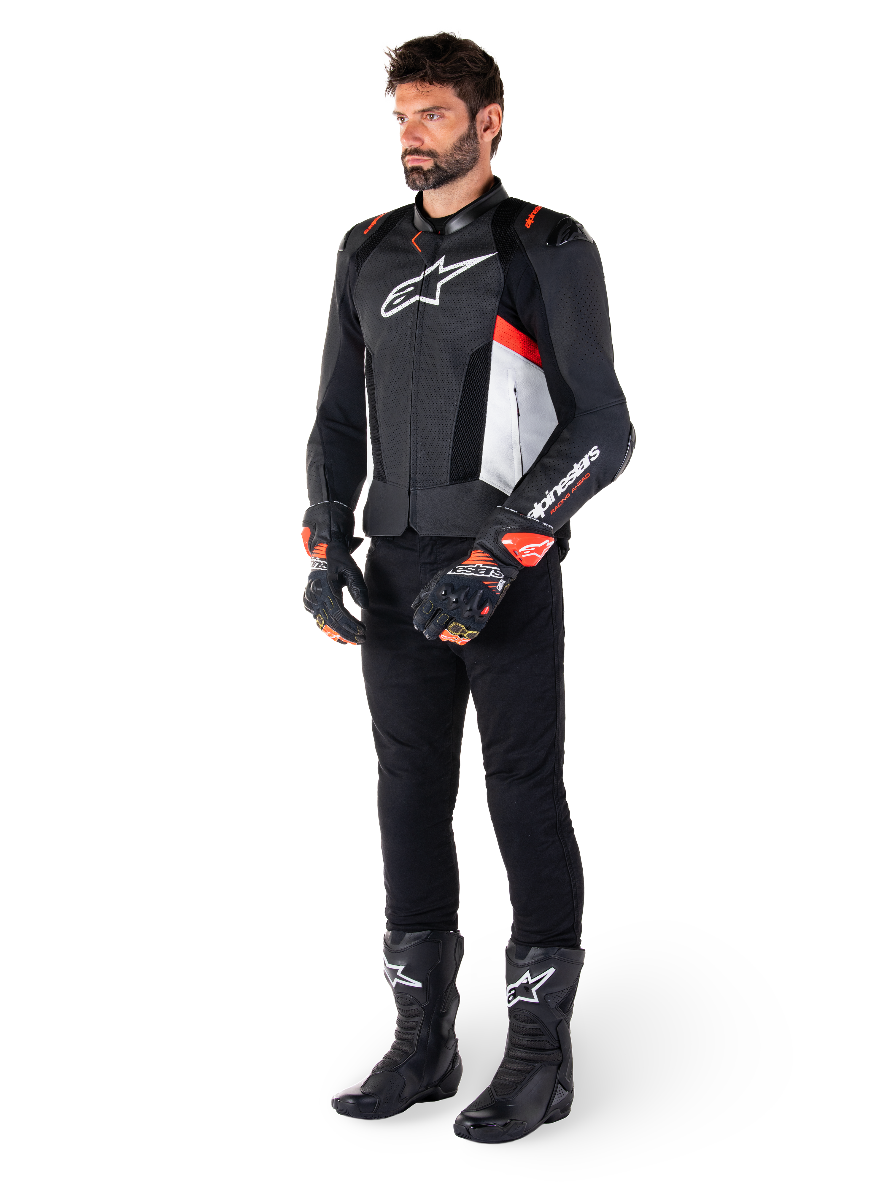 Alpinestars Missile V3 Airflow læderjakke, Sort Hvid Rød Fluo, båret af en mandlig model med sorte bukser, sorte racinghandsker og sorte støvler, med perforeret læder for ventilation, hvidt brystlogo og røde fluo-detaljer, designet til premium racing og sport-performance.