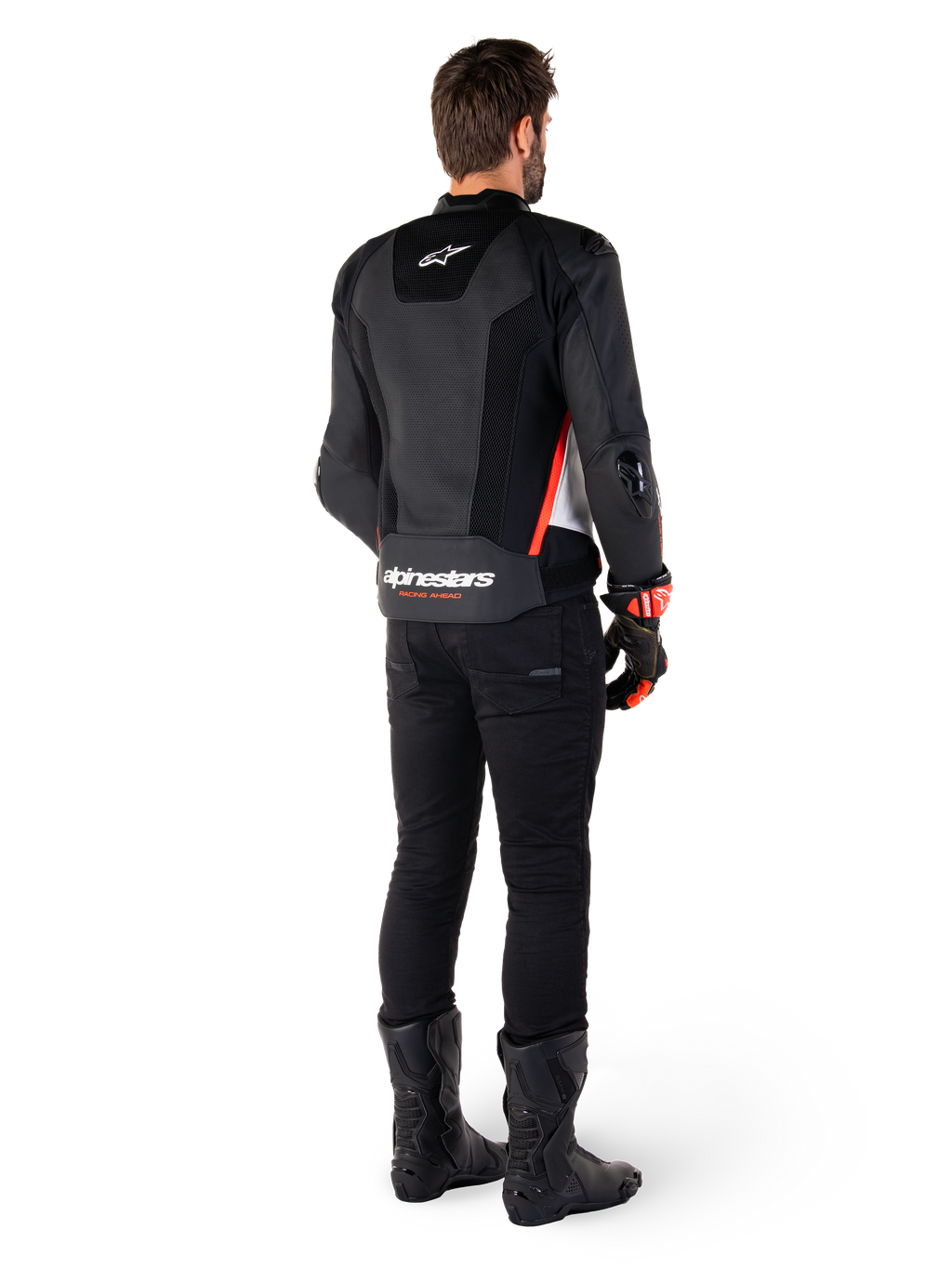 Alpinestars Missile V3 Airflow læderjakke, motorcyklist set bagfra, sort hvid rød fluo, sorte bukser og sorte støvler, perforeret læder for ventilation, DFS-beskyttelse, Alpinestars-branding på lænden.