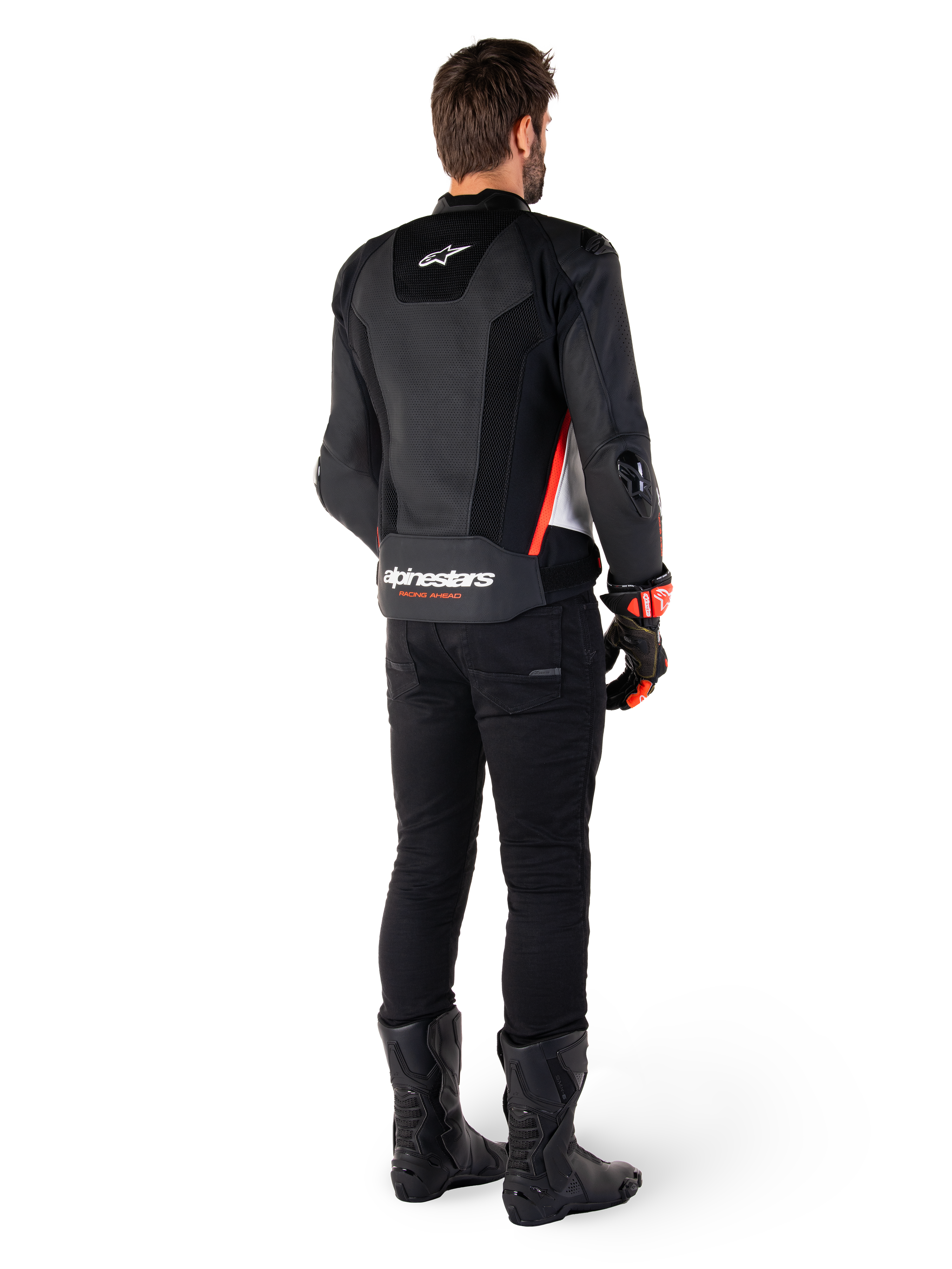 Alpinestars Missile V3 Airflow læderjakke, motorcyklist set bagfra, sort hvid rød fluo, sorte bukser og sorte støvler, perforeret læder for ventilation, DFS-beskyttelse, Alpinestars-branding på lænden.