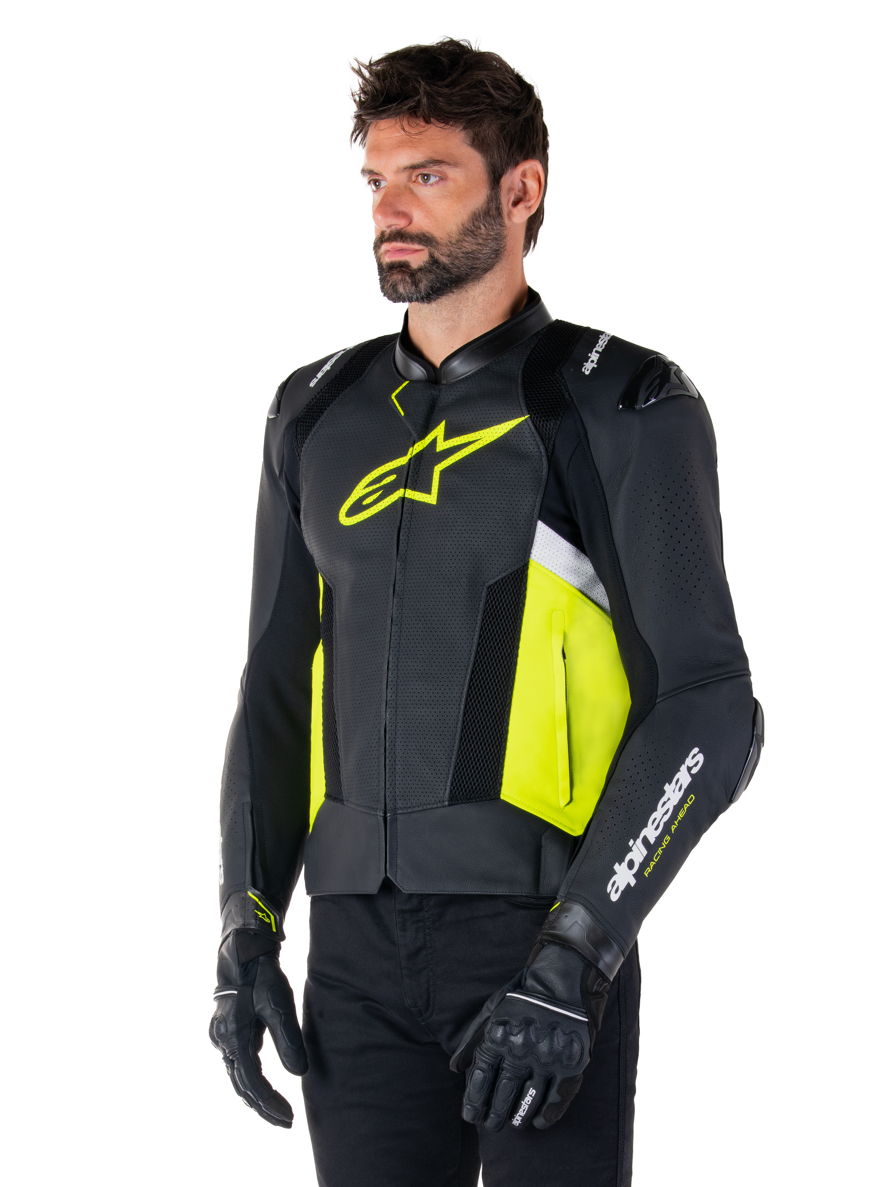 Mandlig model iført Alpinestars Missile V3 Airflow læderjakke, sort med Yellow Fluo og hvide detaljer, perforeret læder for maksimal ventilation, markant gult logo på brystet, kombineret med sorte handsker og bukser, sports- og racing-motorcykeludstyr