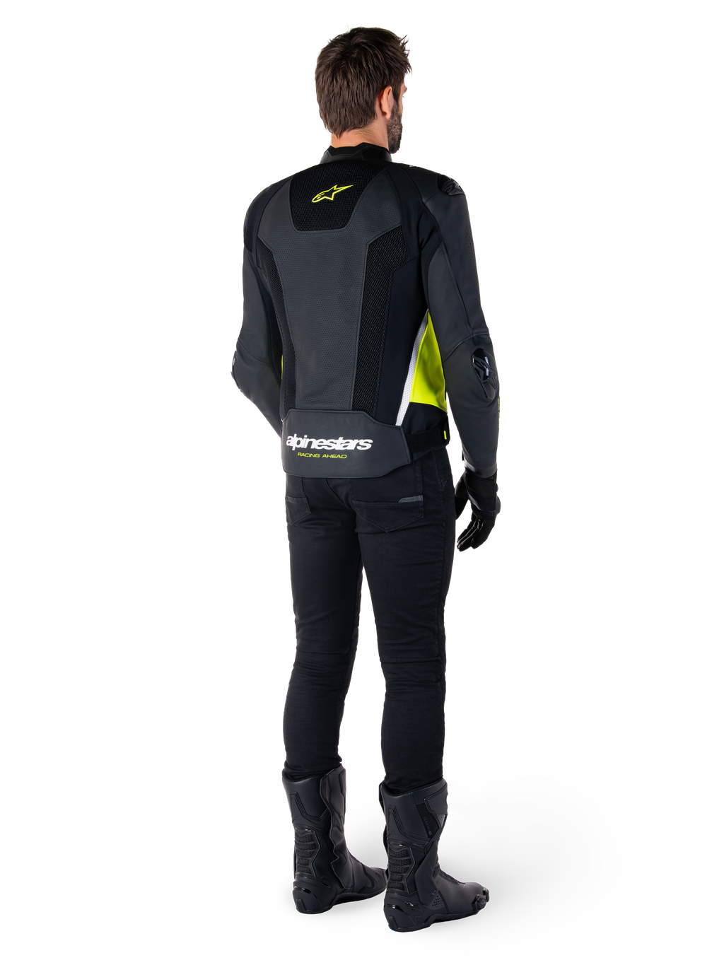 Alpinestars Missile V3 Airflow læderjakke, Sort Gul Fluo Hvid, set bagfra på rytter, med perforerede læderpaneler på ryggen, gult Alpinestars-logo og hvide detaljer, båret med sorte kørebukser og støvler