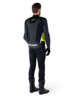Alpinestars Missile V3 Airflow læderjakke, Sort Gul Fluo Hvid, set bagfra på rytter, med perforerede læderpaneler på ryggen, gult Alpinestars-logo og hvide detaljer, båret med sorte kørebukser og støvler