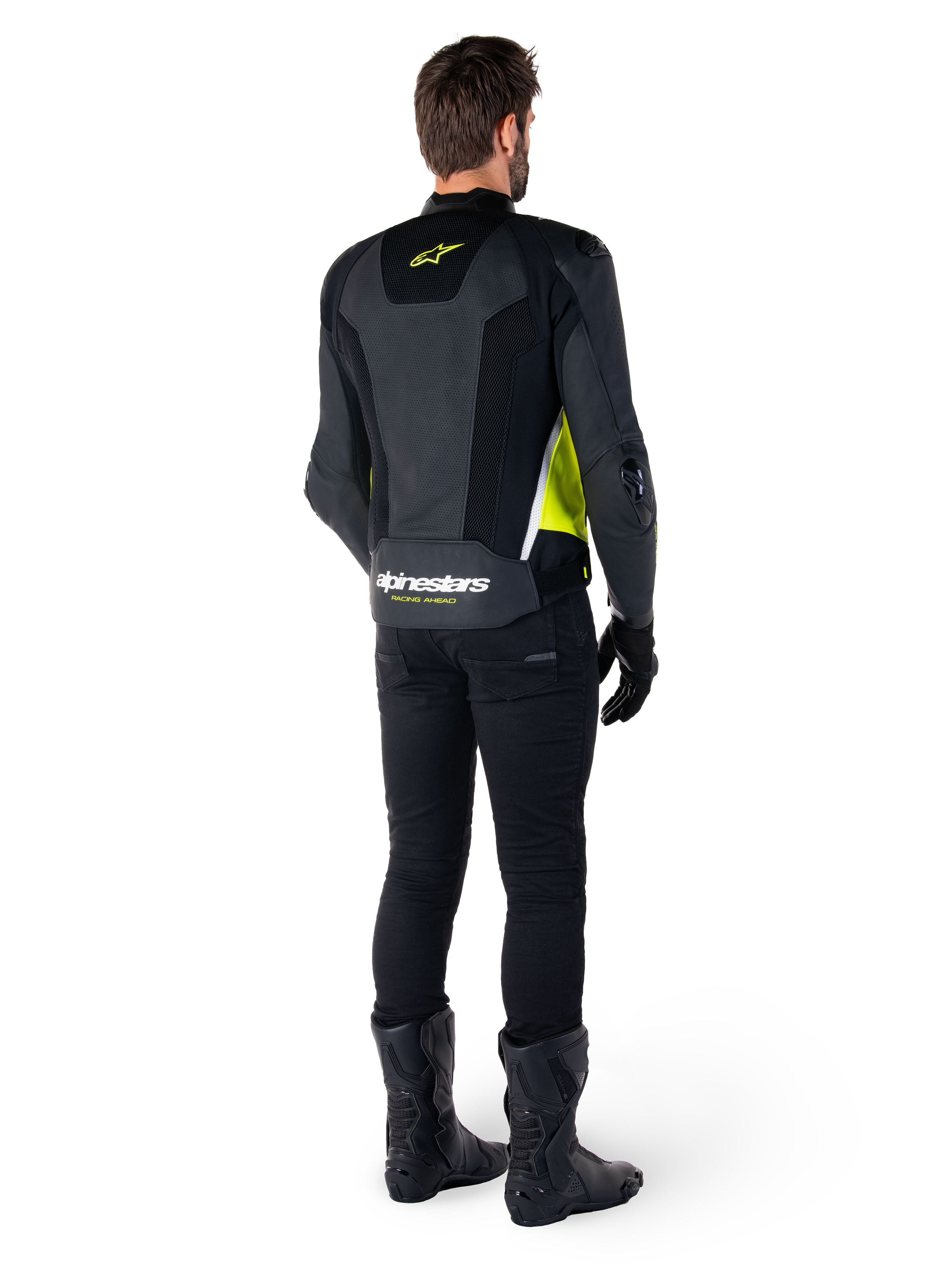 Alpinestars Missile V3 Airflow læderjakke, Sort Gul Fluo Hvid, set bagfra på rytter, med perforerede læderpaneler på ryggen, gult Alpinestars-logo og hvide detaljer, båret med sorte kørebukser og støvler