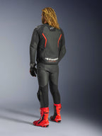 Alpinestars GP Force V2 læderjakke, Black Red Fluo, set bagfra båret af en kører med matchende sorte læderbukser, røde racingstøvler og sorte handsker, med markante røde detaljer og Alpinestars-branding på ryggen, sport-fit motorcykeludstyr