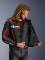 Alpinestars GP Force V2 læderjakke i sort og rød fluo, detaljeret indvendig visning på model, der viser den aftagelige termovest og vandtætte inderlomme, førsteklasses læderkonstruktion til beskyttelse ved sportskørsel