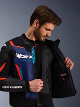 Alpinestars GP Force V2 læderjakke i sort, blå og rød fluo, nærbillede der viser den indvendige aftagelige termovest og vandtætte lomme, premium okselæder med Tech-Air Ready branding, sportsoptimeret motorcykelbeklædning.