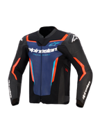 Alpinestars GP Force V2 læderjakke, sort, blå og fluorød, set forfra med blåt brystpanel, hvid 'Alpinestars' og 'Racing Ahead' branding, neon orange-røde detaljer og hvide logoer på skuldre og ærmer, designet til sportslig motorcykelkørsel.