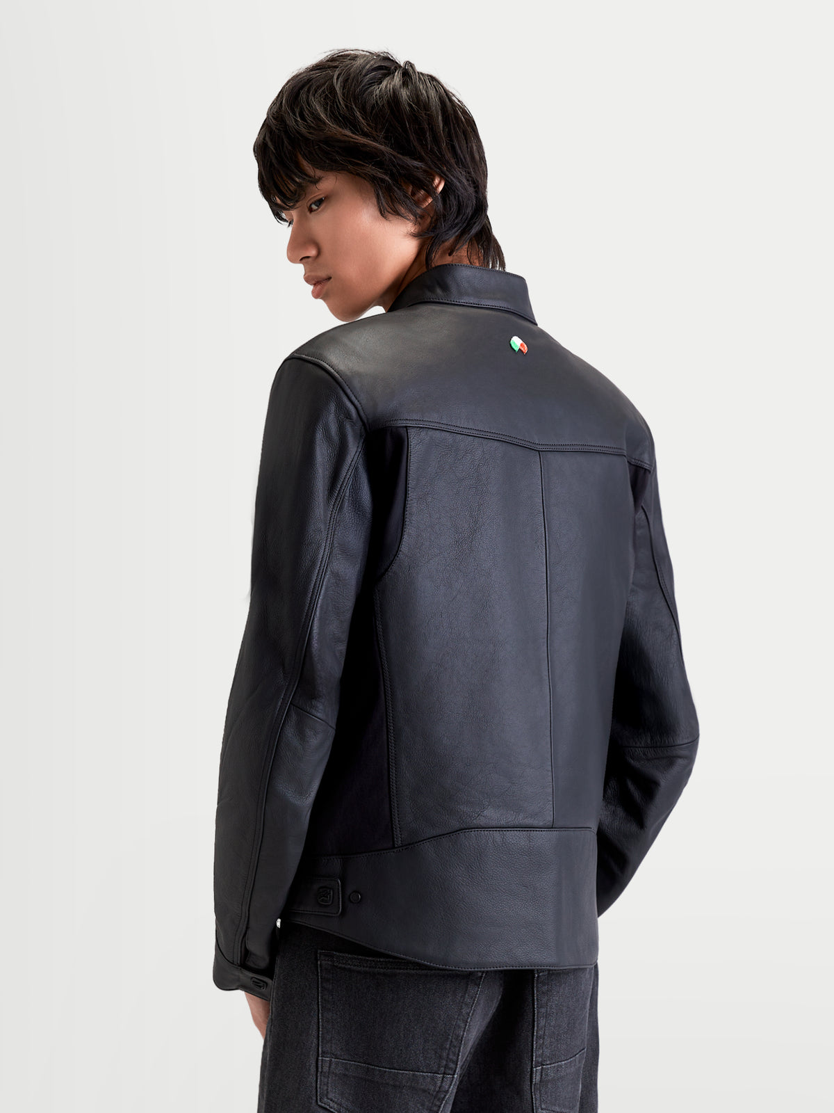 Alpinestars Maver X læderjakke, herre-urban-motorcykeljakke i sort, set bagfra på en model, der viser premium læderkonstruktion og biker-stil krave