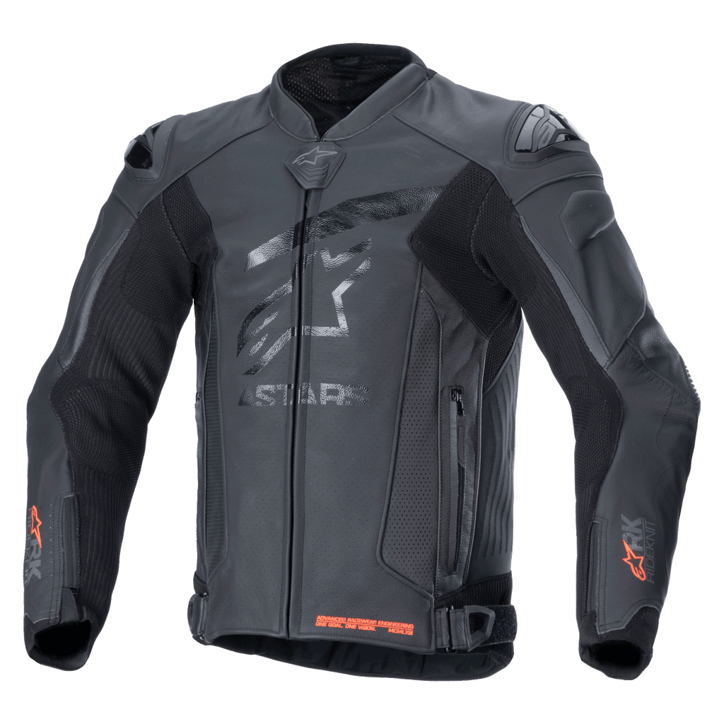 Alpinestars GP Plus R V4 Rideknit læderjakke, sort, professionel motorcykeljakke til racing, tonalt stjernelogo på brystet, røde Rideknit-detaljer på manchetter og nederste kant, perforerede ventilationspaneler, DFS-skulderbeskyttere, premium læderkonstruktion med integreret RIDEKNIT-teknologi