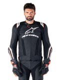Alpinestars Missile V3 Ignition læderjakke, sort med hvide og røde detaljer, båret af en mandlig model med matchende racinghandsker og -bukser, MotoGP-afledt sportsmotorcykeljakke med markant branding