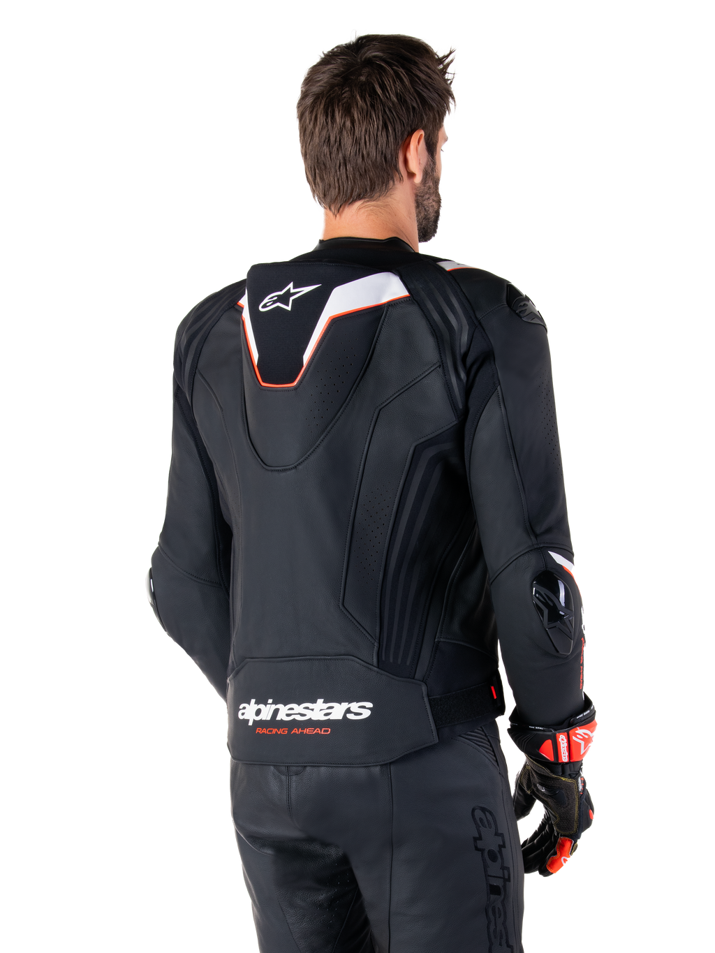 Alpinestars Missile V3 Ignition læderjakke, set bagfra, sort med hvide og røde detaljer, med en slank sport Aero-hump og Alpinestars-branding, båret med matchende læderbukser og racinghandsker