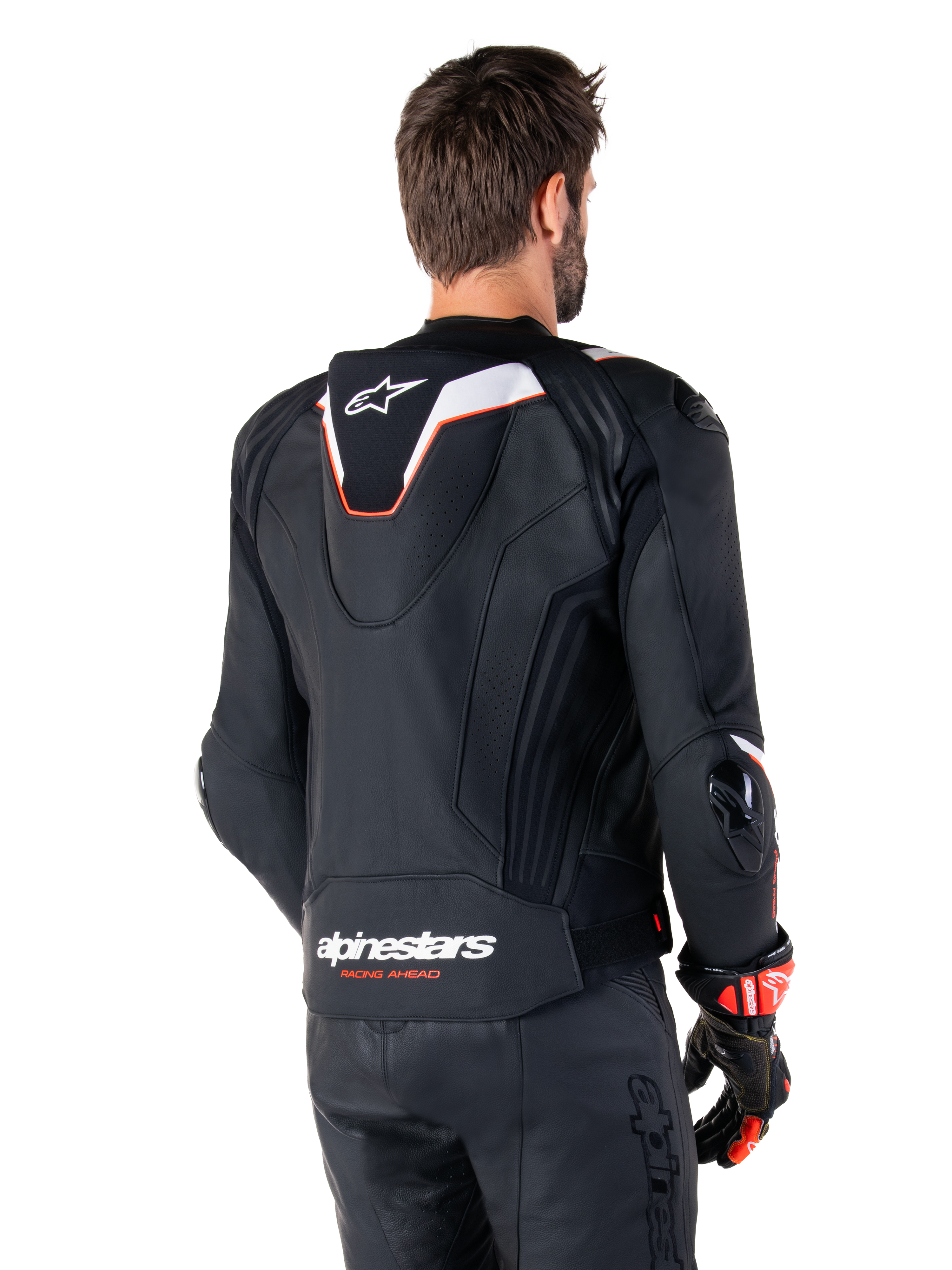 Alpinestars Missile V3 Ignition læderjakke, set bagfra, sort med hvide og røde detaljer, med en slank sport Aero-hump og Alpinestars-branding, båret med matchende læderbukser og racinghandsker