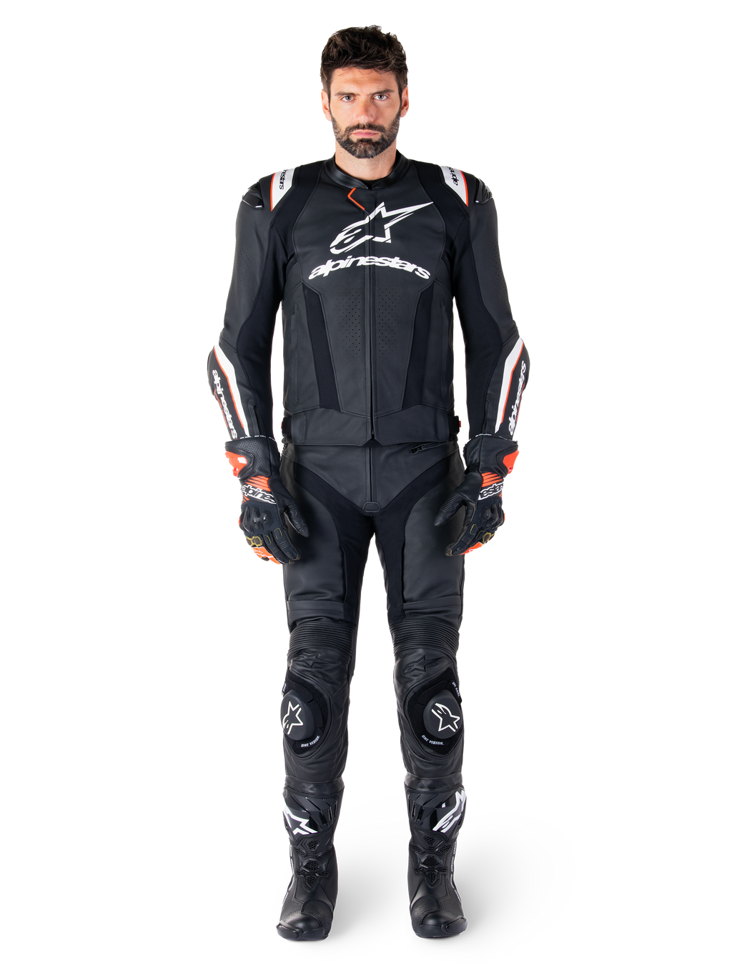Mandlig motorcyklist iført Alpinestars Missile V3 Ignition læderjakke i sort, kombineret med matchende læderbukser, handsker og støvler, med hvid Alpinestars-branding og røde detaljer, designet til professionel racing-ydeevne.