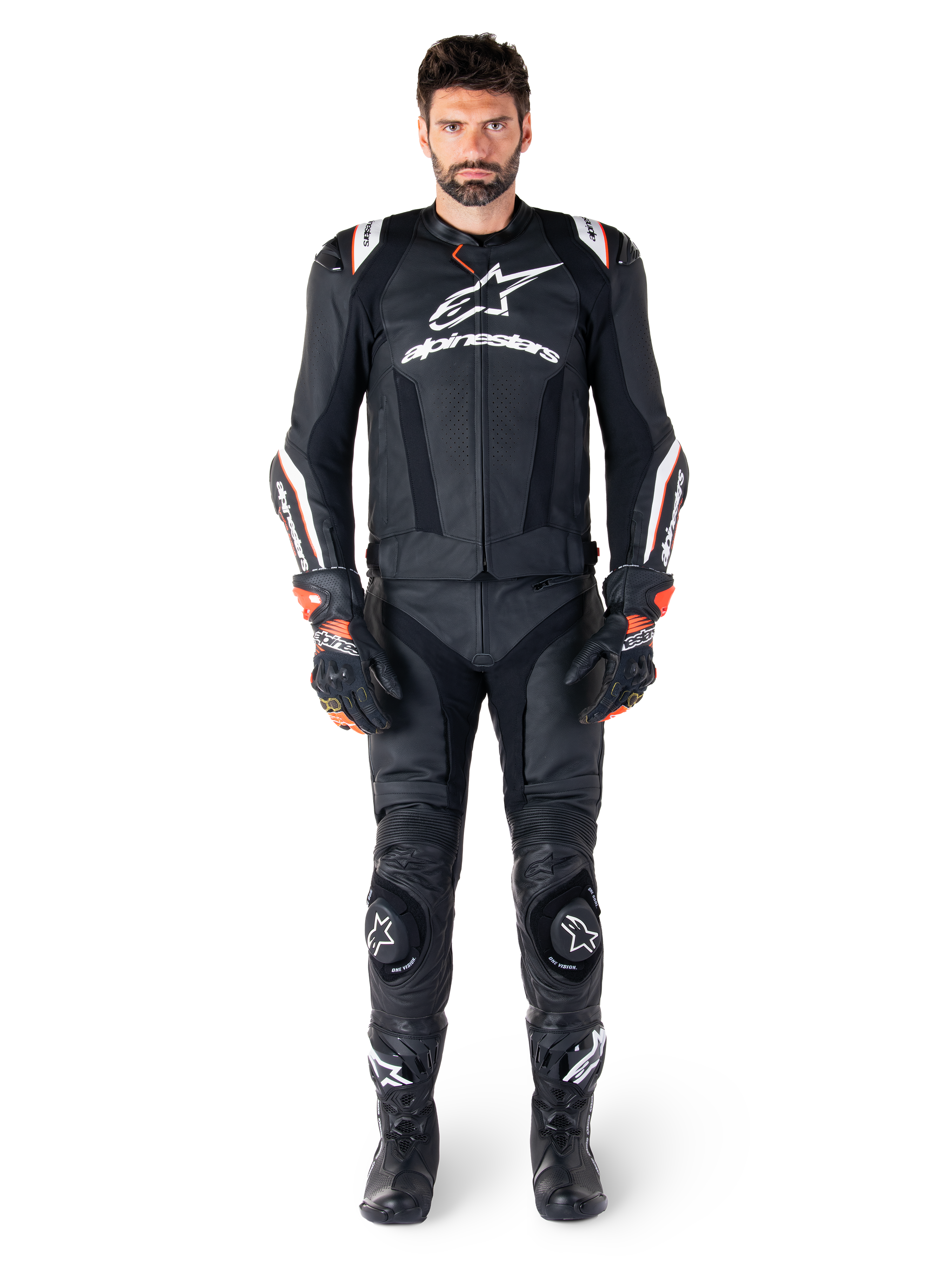 Mandlig motorcyklist iført Alpinestars Missile V3 Ignition læderjakke i sort, kombineret med matchende læderbukser, handsker og støvler, med hvid Alpinestars-branding og røde detaljer, designet til professionel racing-ydeevne.