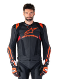 Alpinestars Missile V3 Ignition læderjakke, motorcykelracingjakke, sort og rød fluo, bæres med matchende racinghandsker og læderbukser, med perforeret ventilation og markant Alpinestars-branding, professionelt racingudstyr