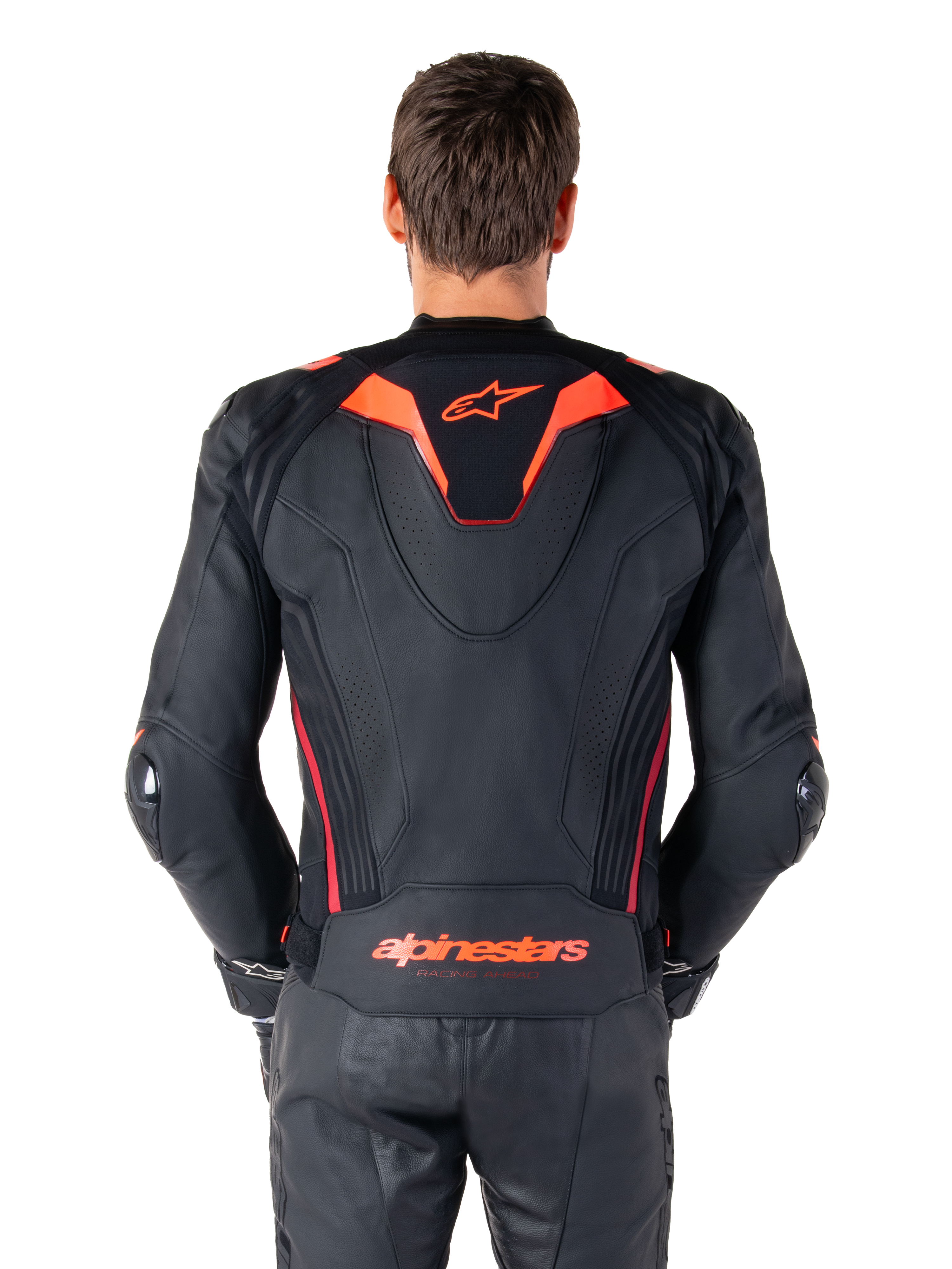 Alpinestars Missile V3 Ignition læderjakke, set bagfra, sort med rød fluo og mørkerøde detaljer, med sport aero-hump, Alpinestars-branding på ryggen, båret med matchende sorte læder motorcykelbukser, højtydende motorcykelracerudstyr