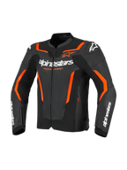 Alpinestars GP Force V2 Air læderjakke, sort og rød fluo, perforeret motorcykeljakke i læder med hvid Alpinestars-branding på brystet og ærmerne, klare orange detaljer og integrerede skulderbeskyttere, set forfra.