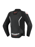 Alpinestars GP Force V2 Air læderjakke, set bagfra, sort og hvid, med et omfattende perforeret rygpanel til ventilation, rødt Alpinestars-logo på den øverste del af ryggen, hvid branding på den nederste del af ryggen, premium bovinlæderkonstruktion til sportskørsel