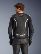 Alpinestars GP Force V2 Air læderjakke, sort med hvide og røde detaljer, bagfra set med perforeret læderrygpanel, hvid Alpinestars-branding og røde logodetaljer, båret med matchende sorte læderracerbukser og handsker