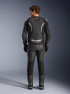 Alpinestars GP Force V2 Air læderjakke i sort og hvid, set bagfra, med omfattende perforeringer for luftgennemstrømning, hvide skulderdetaljer og markant branding, båret med sorte motorcykelbukser og støvler i læder