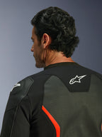 Alpinestars GP Force V2 Air læderjakke, sort og rød fluo, nærbillede af øvre ryg og skulder, omfattende læderperforeringer for luftgennemstrømning, hvidt logo på ryggen, GP Lite Evo-skulderbeskyttelse