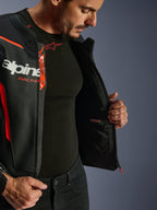 Alpinestars GP Force V2 Air læderjakke, sort og rød fluo, åben for at afsløre indvendig vandtæt lomme og branding, perforeret læder-flerpanelkonstruktion for luftstrøm, båret med sort Alpinestars base layer