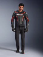 Mandlig kører iført Alpinestars GP Force V2 Air læderjakke, sort og rød fluo, kombineret med sorte kørejeans, handsker og sko, perforeret læderkonstruktion, hvidt logo og røde detaljer, sportsorienteret look